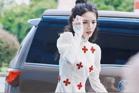 “王思聪最美前女友”张予曦，穿旗袍出门被围观，生图下细腿抢镜图片