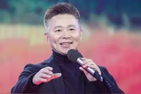 歌唱家王宏伟：母亲守寡48年，成才后他反哺母亲让人感动图片