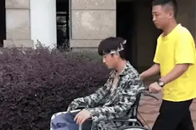 大妈：小伙子，你别太过分了，你这样做让大妈很尴尬啊！图片