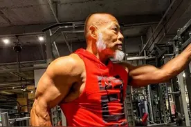 他43岁开始健身，撩走小13岁娇妻，64岁那年，有了堪比20岁的身体图片