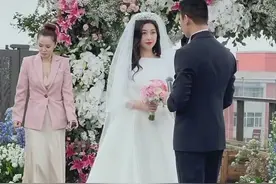 8年霸榜“全球最美面孔”，36岁朱珠嫁给王昀佳，婚礼太接地气图片