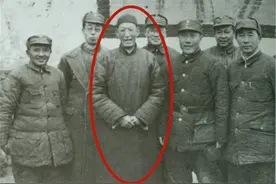 开国元帅“晨练”偶遇捡粪老人，谁料因此顺利脱险，捡回一命图片