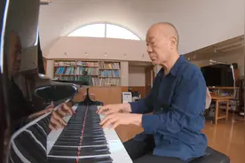 在家弹琴的久石让，他家里啥样？图片