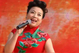 春晚舞台上，永远微笑着的张也，同样也曾为爱流过泪图片