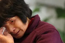 60岁老人大热天穿棉袄、晒太阳，此举背后隐藏着多少难言的痛图片