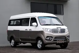 空间大座椅多，能烧油能烧气，成本低还跑得远，华晨鑫源新车上市图片