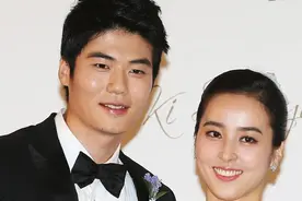 与男友相恋8年分手，韩惠珍恋小7岁国足，40岁被丈夫宠成公主图片