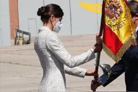 西班牙王后真自律，穿十几年前旧裙再现“背影杀”，S曲线太迷人图片