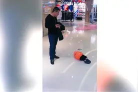 “不买就不走”，3岁女儿商场里撒泼打滚，宝爸原地观看2小时图片