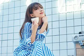 因演唱《怎样》大火的戴佩妮，竟然42岁了，粉丝：佩妮生日快乐图片