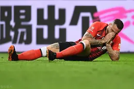 死磕！上港3巨头连遭暴击：7分钟3次被掀翻，金靴被一掌打出血图片