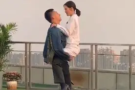 黄景瑜抱着李沁转圈，导演刚喊卡，李沁接下来一个举动，真实了图片