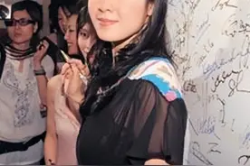 最丑女友两傍豪门？原配淡定享乐，港岛清流家族也难逃花花轶事？图片
