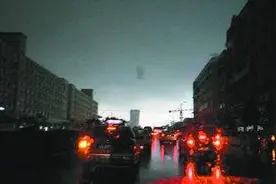 专家解释天有异象！为何北京白昼如夜，暴雨倾盆不止。图片