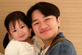 王祖蓝晒一家五口合照，大女儿与爸爸似复制粘贴，小女儿超像妈妈图片