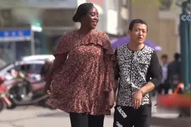 43岁农村大叔理发意外收获爱情，非洲美女为爱追随千里，纪录片图片