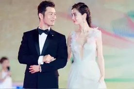 黄晓明夫妇旧照，杨颖穿V领裙闪耀红毯，一路挎晓明哥胳膊不松开图片