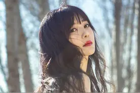 柳岩，性感撩人，红唇魅惑S身材，极美露肩，回眸冷艳撩人气质图片