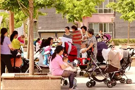 “姥姥带娃，爸妈不管”，已成社会趋势，其中利弊父母要早知道图片