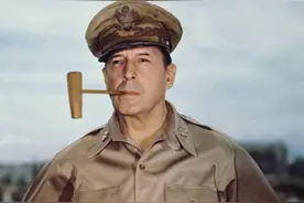 不可一世的五星上将麦克阿瑟：对中国出言不逊，最后被打回美国图片