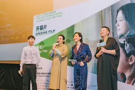 郝蕾真不适合赶时髦，穿长款T恤配打底衫想装酷，却像穿了件雨衣图片