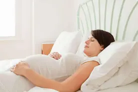 孕妇睡觉有讲究，卧睡还是平躺？做好2睡2不睡，不怕出问题图片