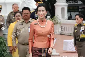 泰王贵妃效仿诗丽吉，戴“蓬蓬头”假发慰问，致敬婆婆高明过王后图片