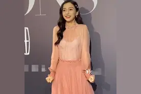 女明星太难！杨颖纱裙太薄冷到发抖，倪妮穿吊带裙打颤仍保持微笑图片