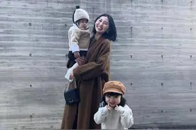 这位日本妈妈火了！一人带俩娃每次出街都抢镜，这穿搭时髦又实用图片