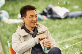 央视名嘴团建，48岁国脸康辉一身休闲似少年，厚重滤镜难掩皱纹图片