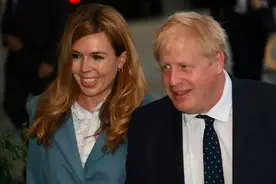 “我经常给他发裸照”，英国首相的情人自曝细节，这只是冰山一角图片