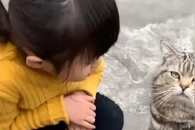 萌娃陪猫咪随音乐扭动，猫咪：这哪来的熊孩子，真不让猫省心呀图片