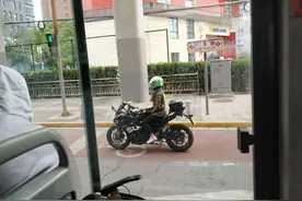 骑摩托车的女人，一股野性的味道扑面而来图片
