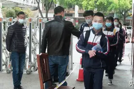 视频直击！岳阳高、初中全面复课！瞧瞧学校怎样“罩”顾孩子？图片