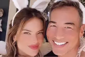 40岁巴西超模AA恋爱中，和亚裔男模沙滩拥吻，紧致身姿成靓丽风景图片