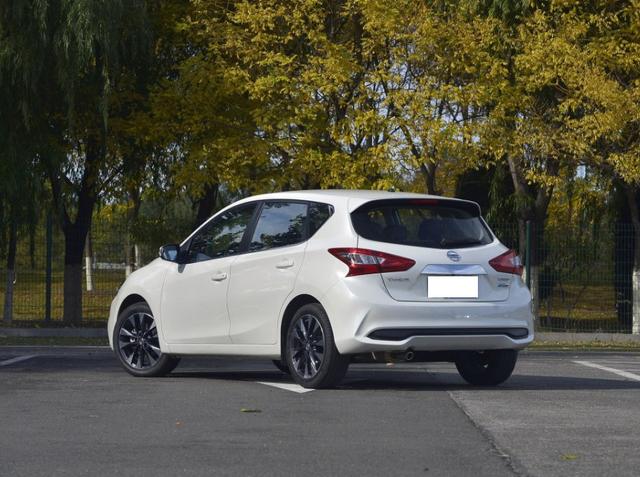 不到8万买高颜值两厢车，隔音奇好车身比飞度大，还有舒适小沙发