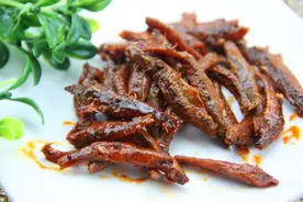 年销售12亿袋！成本仅4毛的小辣鱼，可以吃吗？看完后还想吃吗？图片