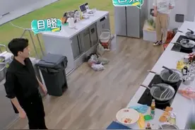 太危险！《中餐厅》多位艺人摔倒，棚顶突然坍塌，安全问题引争议图片