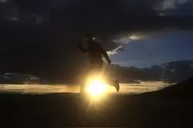 尼采疯了，这个把太阳当成睾丸的男人，一枪戳穿我们裹体的遮羞布图片