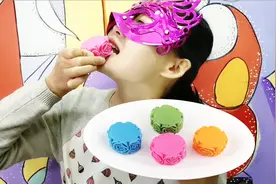 妹子试吃“玫瑰花鼓巧克力”，玫瑰环绕多姿多彩，甜蜜香浓超赞视频封面