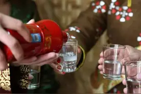 河南酒大“内斗”，让一代酒王没落，如今在白酒界连二线都算不上图片