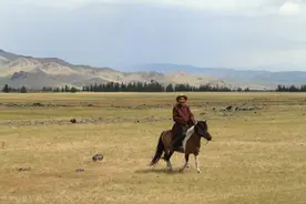 中国两个邻居，男人们不愁娶妻，不急赚钱图片
