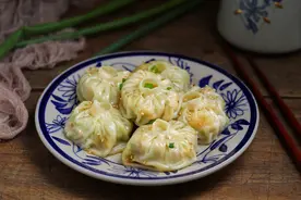 不揉面不发酵，用饺子皮做水煎包，皮薄馅大倍儿鲜美，当早餐正好图片