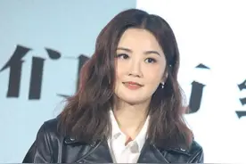 大圆脸就是抗老，阿Sa皮衣配黑西裤亮相，37岁仍满脸胶原蛋白图片