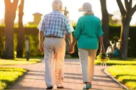 60岁以后的老人，每天适当走路，会有哪些好处呢？图片