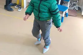 这4种鞋子已被拉入“黑名单”，容易造成宝宝脚部畸形，别再买了图片