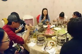 部门聚会AA制，宝妈带孩子蹭饭被吐槽，同事：孩子餐费我可不出图片