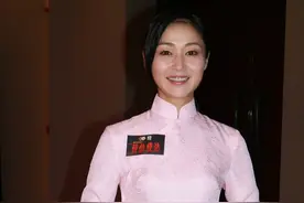 万绮雯穿旗袍美到人，长款旗袍里面搭阔腿裤，42英寸腿也太长了图片