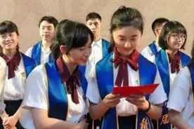 中考分数出来家长哭了：估了520，考了425图片