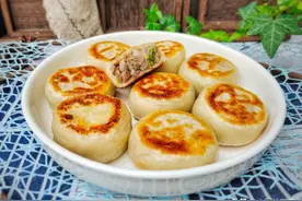 传统小吃门钉牛肉饼，面皮金黄松软，馅鲜嫩汁儿多，看着就很诱人图片